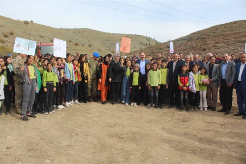 11 KASIM MİLLİ AĞAÇLANDIRMA GÜNÜ “TÜRKİYE YÜZYILINA NEFES” TEMASIYLA İLÇEMİZDE 100,000  FİDAN  TOPRAK BULUŞTURULDU